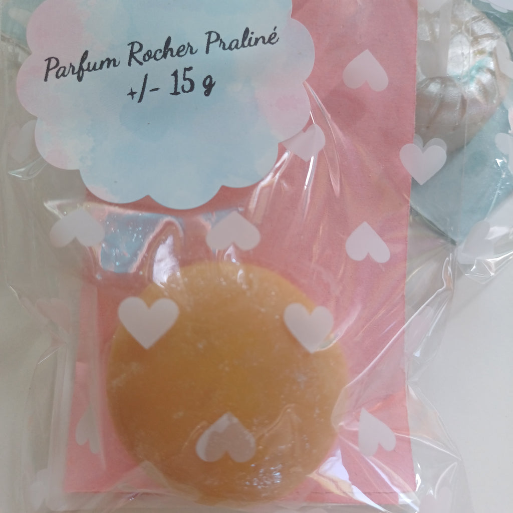 Lot de 4 fondants parfumés 3 petits de 8 g chacun et un fondant Macaron de 15 g et le 5 ieme fondant surprise en cadeau dans une boîte cadeau offerte, photo de la boîte 8 cm de large/ 10 cm de hauteur ( dernière photo).