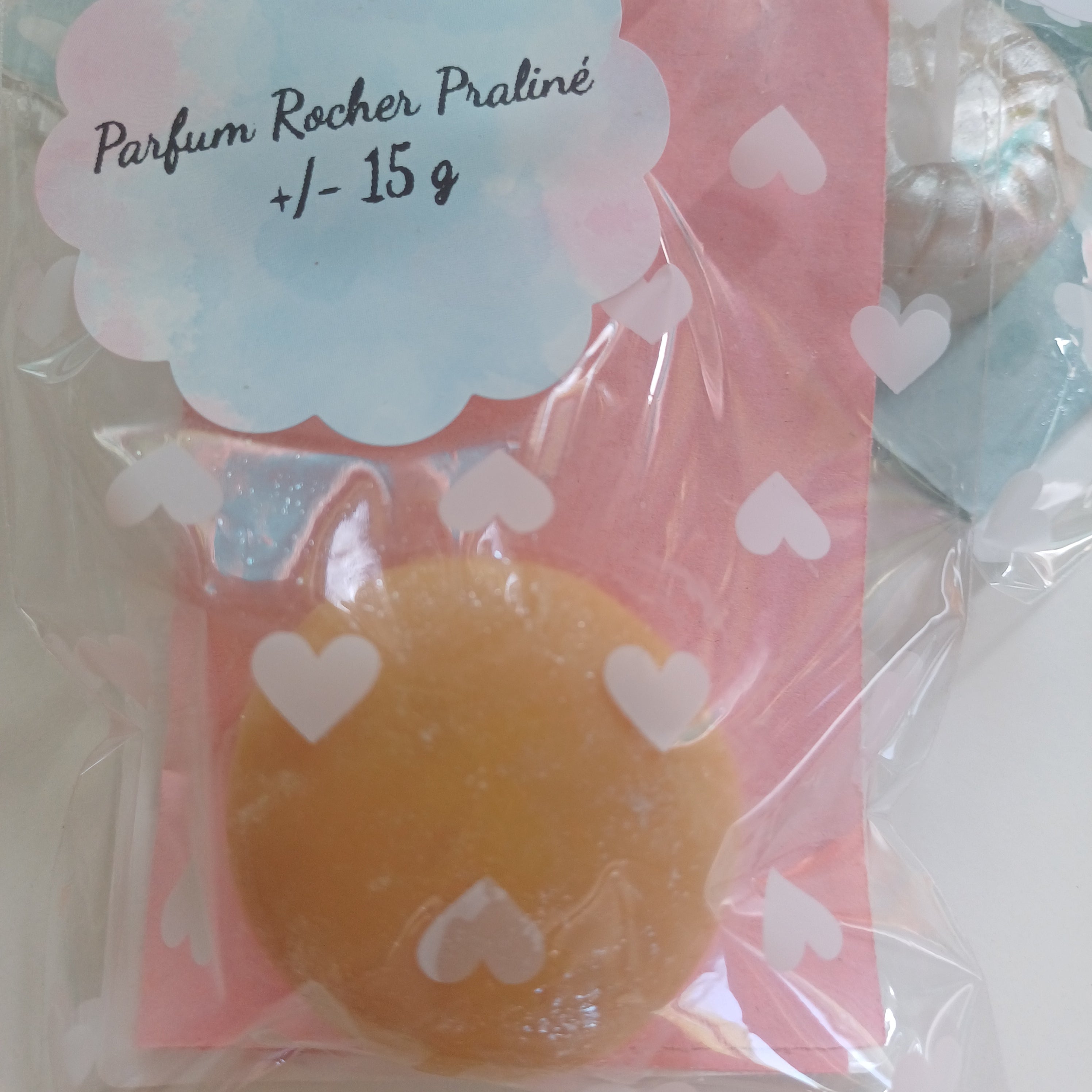 Lot de 4 fondants parfumés 3 petits de 8 g chacun et un fondant Macaron de 15 g et le 5 ieme fondant surprise en cadeau dans une boîte cadeau offerte, photo de la boîte 8 cm de large/ 10 cm de hauteur ( dernière photo).
