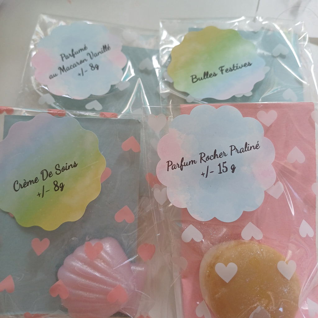 Lot de 4 fondants parfumés 3 petits de 8 g chacun et un fondant Macaron de 15 g et le 5 ieme fondant surprise en cadeau dans une boîte cadeau offerte, photo de la boîte 8 cm de large/ 10 cm de hauteur ( dernière photo).